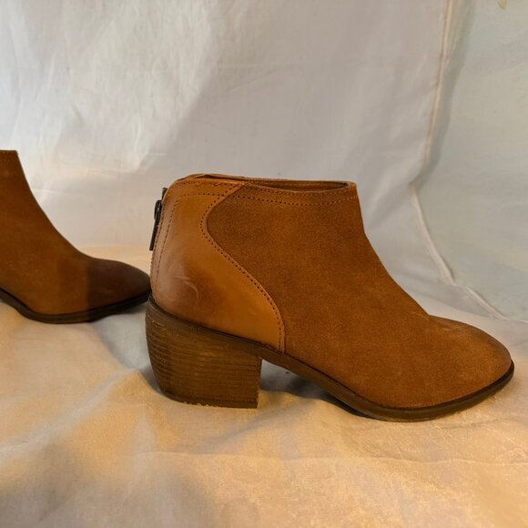 Charles by Charles David Yasmin Cognac Suede Booties Women Size 5.5 NIB - Picture 5 of 8